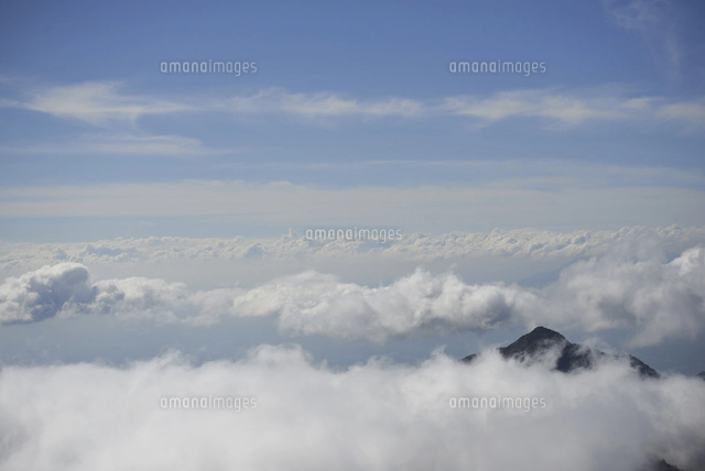 山の上から見た空と雲[10132109201]の写真・イラスト素材｜アマナ