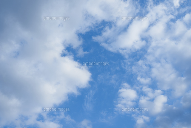 どんよりとした雲と空 の写真素材 イラスト素材 アマナイメージズ