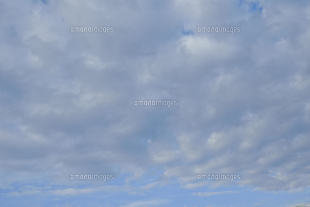 どんよりとした雲と空 の写真素材 イラスト素材 アマナイメージズ