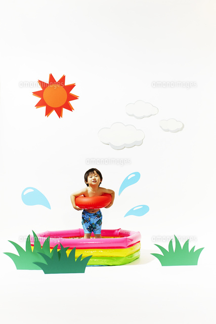 夏の日差しの中プールで遊ぶ男の子 の写真素材 イラスト素材 アマナイメージズ
