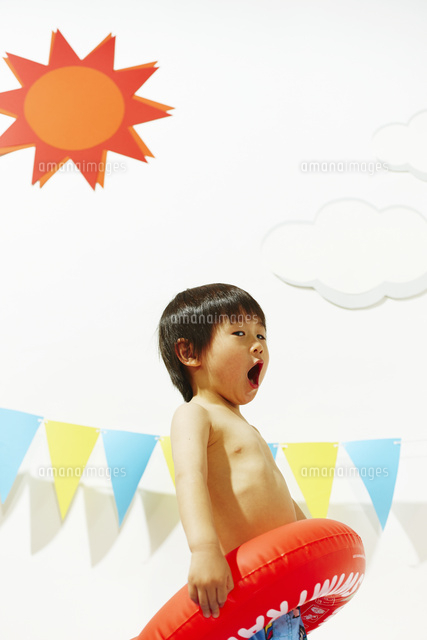 夏の日差しの中浮輪で男の子 の写真素材 イラスト素材 アマナイメージズ