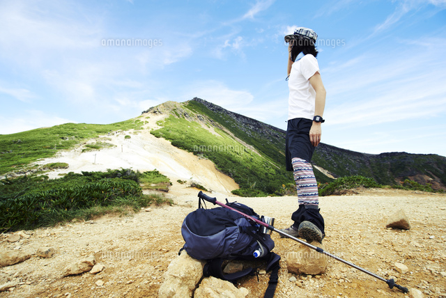 山登りをする青年 の写真素材 イラスト素材 アマナイメージズ