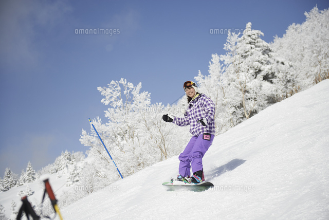 銀世界の雪山でスノーボードをする女性 の写真素材 イラスト素材 アマナイメージズ
