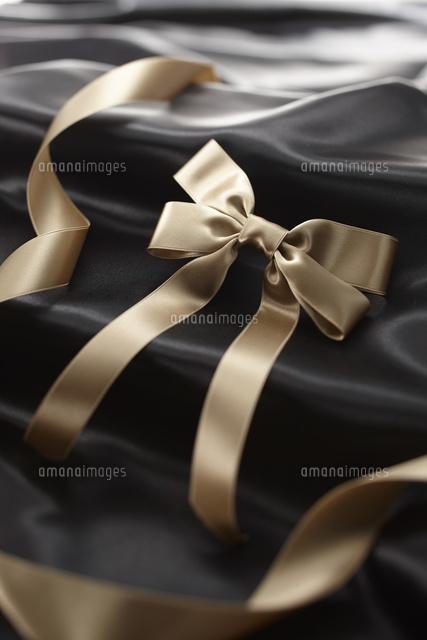 シックなゴールドのリボンとプレゼントイメージ の写真素材 イラスト素材 アマナイメージズ