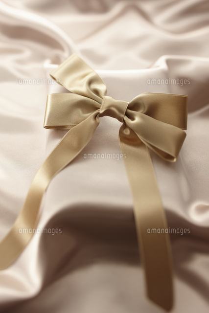 シックなゴールドのリボンとプレゼントイメージ の写真素材 イラスト素材 アマナイメージズ