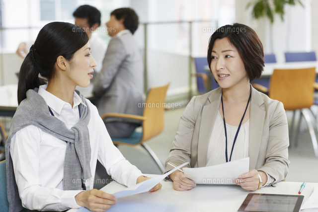 打合せをする女性2人 の写真素材 イラスト素材 アマナイメージズ