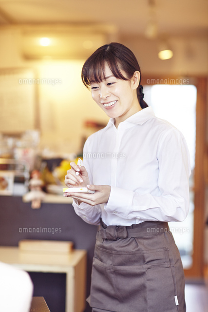 カフェにて接客をして働く女性 の写真素材 イラスト素材 アマナイメージズ