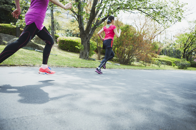 ランニングする女性 の写真素材 イラスト素材 アマナイメージズ ランニングする女性 の写真素材 イラスト素材 アマナイメージズ