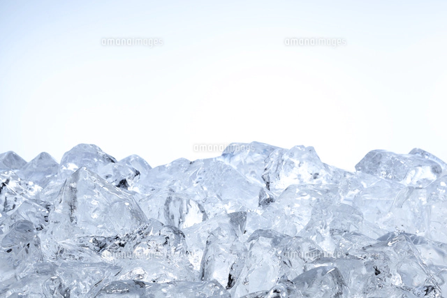 氷が背景のアイスコーヒー の写真素材 イラスト素材 アマナイメージズ