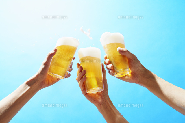 ビールの乾杯 10132113092 の写真素材 イラスト素材 アマナイメージズ