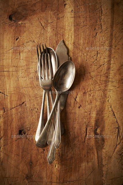 スプーンとフォークとナイフ の写真素材 イラスト素材 アマナイメージズ
