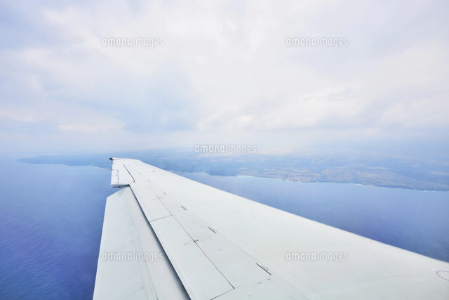 飛行機の窓からみた空[10132114023]の写真・イラスト素材｜アマナ