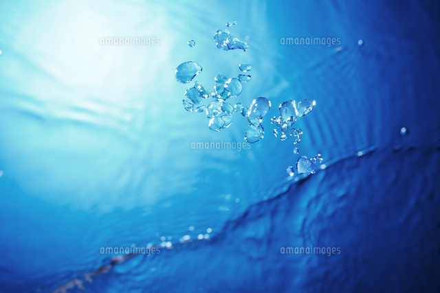 海底から見た水の波紋と泡 の写真素材 イラスト素材 アマナイメージズ