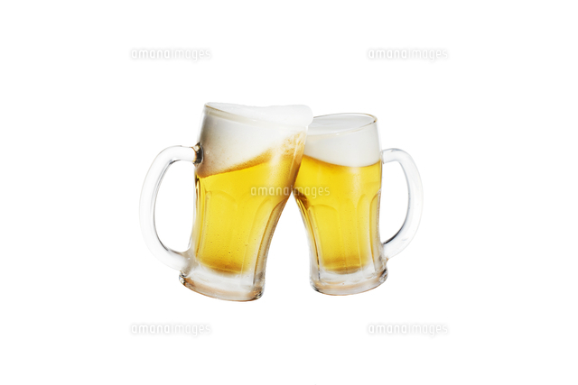 ２つのビールジョッキ の写真素材 イラスト素材 アマナイメージズ