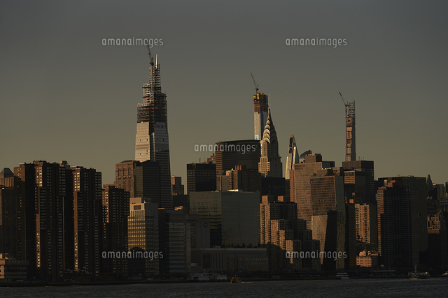 ニューヨーク 夕暮れのマンハッタンのビル群 の写真素材 イラスト素材 アマナイメージズ