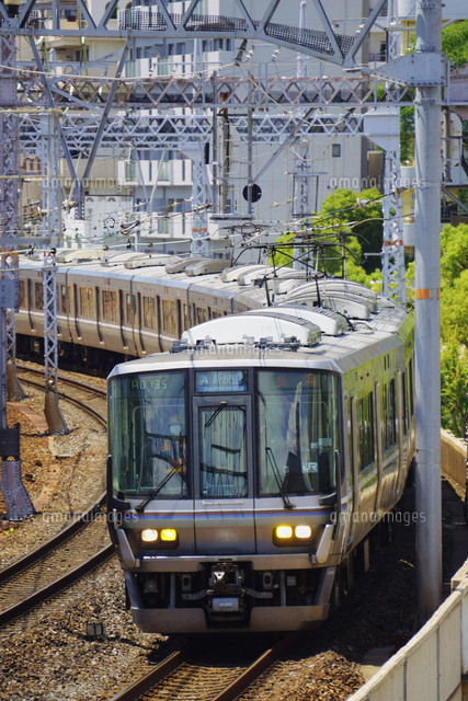 Jr神戸線の新快速列車 の写真素材 イラスト素材 アマナイメージズ