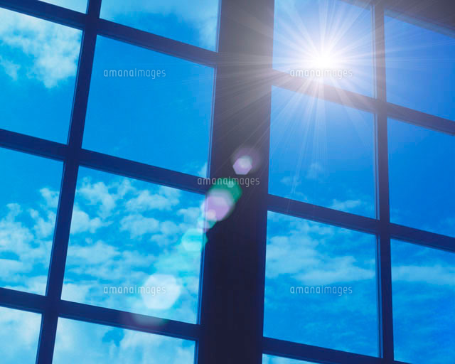 窓から見える青空 の写真素材 イラスト素材 アマナイメージズ