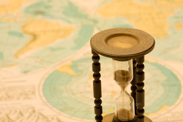砂時計と地図 の写真素材 イラスト素材 アマナイメージズ