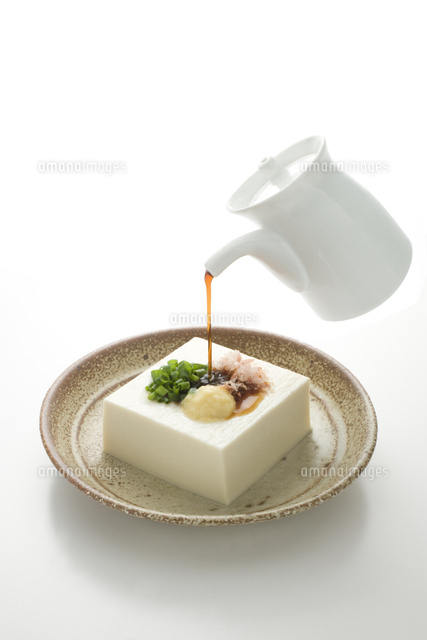 冷や奴に醤油を注ぐ の写真素材 イラスト素材 アマナイメージズ
