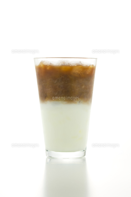 アイスカフェオレ の写真素材 イラスト素材 アマナイメージズ