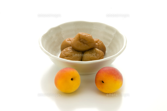 梅干しと南高梅 の写真素材 イラスト素材 アマナイメージズ