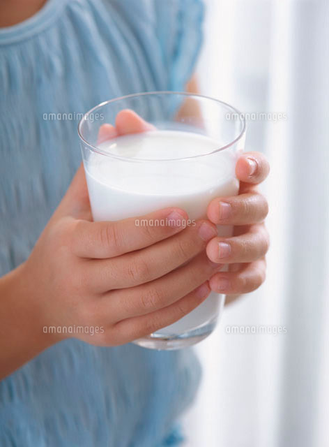 牛乳の入ったグラスを持つ子供の手 の写真素材 イラスト素材 アマナイメージズ