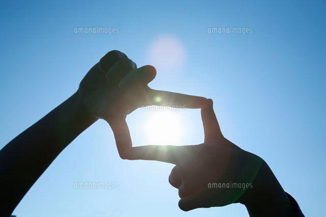子どもの手と太陽 の写真素材 イラスト素材 アマナイメージズ