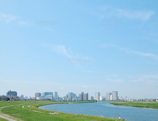 土手とビル群 の写真素材 イラスト素材 アマナイメージズ