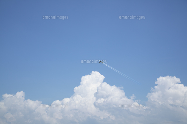 夏雲と飛行機 の写真素材 イラスト素材 アマナイメージズ