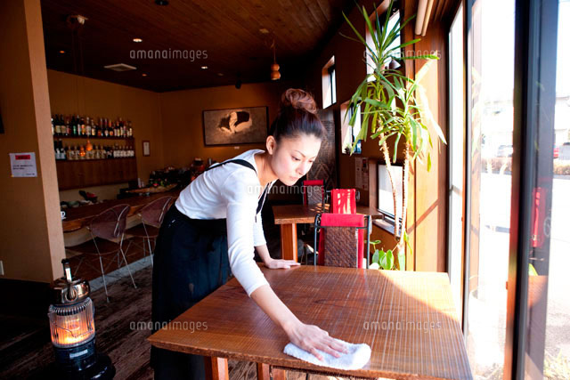 テーブルを拭くウエイトレス の写真素材 イラスト素材 アマナイメージズ