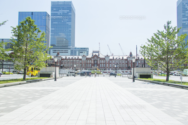 東京駅と駅前 の写真素材 イラスト素材 アマナイメージズ