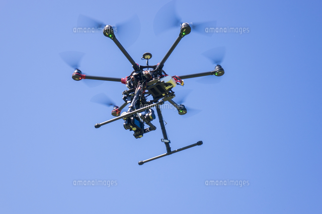 飛行するドローン の写真素材 イラスト素材 アマナイメージズ