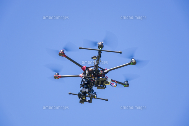 飛行するドローン の写真素材 イラスト素材 アマナイメージズ