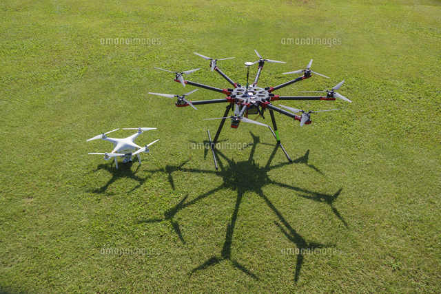 大きいドローンと小さいドローン の写真素材 イラスト素材 アマナイメージズ