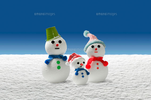 親子の雪だるま 3人 の写真素材 イラスト素材 アマナイメージズ