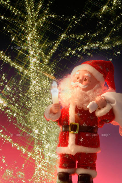 木のイルミネーションとサンタクロース の写真素材 イラスト素材 アマナイメージズ