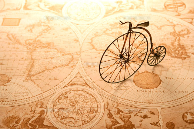 世界地図の上に置かれた自転車[10141000409]の写真素材・イラスト素材 