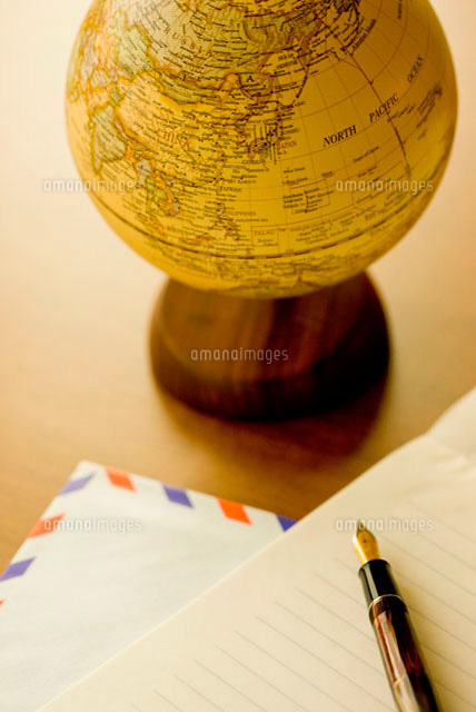 エアメールと便箋と地球儀 の写真素材 イラスト素材 アマナイメージズ