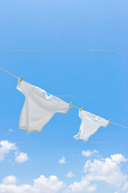 青空と洗濯物 の写真素材 イラスト素材 アマナイメージズ