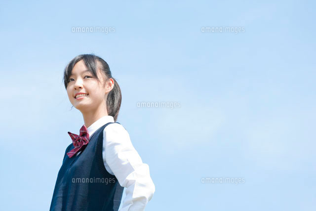 腰に手をおく女子生徒 の写真素材 イラスト素材 アマナイメージズ