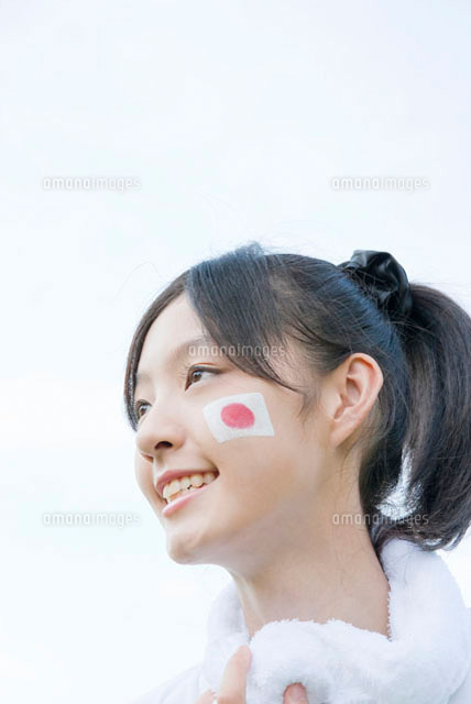 国旗のフェースペインティングした女子生徒 の写真素材 イラスト素材 アマナイメージズ