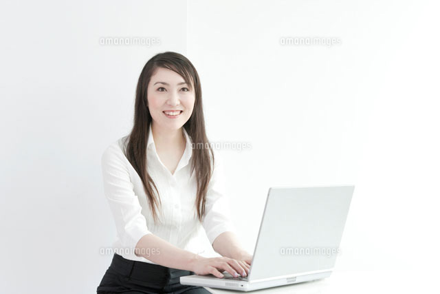 パソコン操作をするキャリアウーマン の写真素材 イラスト素材 アマナイメージズ