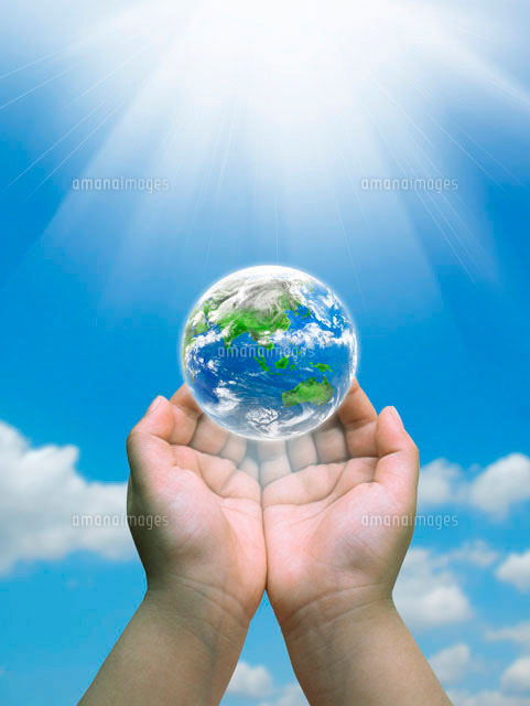 幼児の手の中に浮かぶ地球に光が差す の写真素材 イラスト素材 アマナイメージズ
