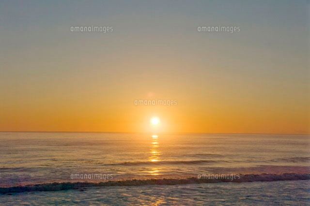 日の出と打ち寄せる波 の写真素材 イラスト素材 アマナイメージズ