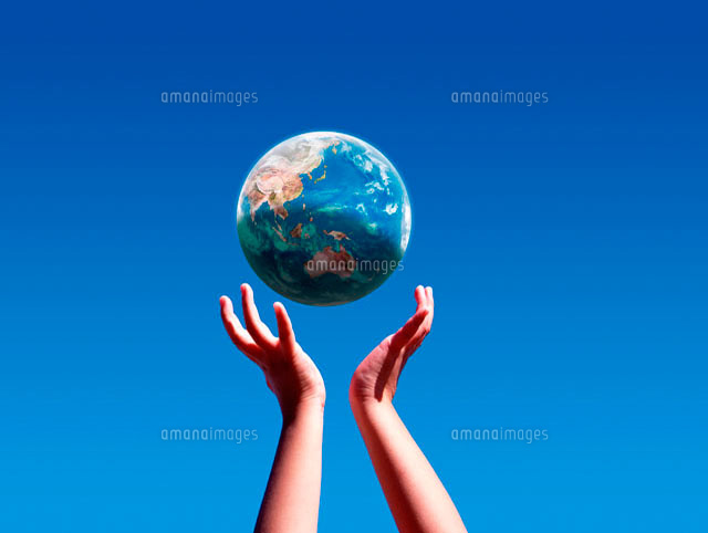 空にかざした手の上で浮かぶ地球 の写真素材 イラスト素材 アマナイメージズ