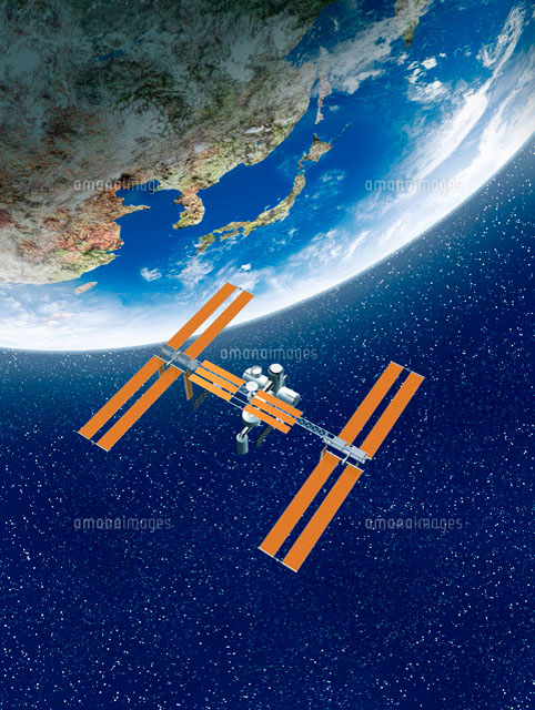 宇宙空間で地球を望む宇宙ステーション の写真素材 イラスト素材 アマナイメージズ