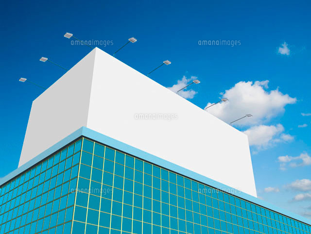 青空と白いビルボード看板 の写真素材 イラスト素材 アマナイメージズ