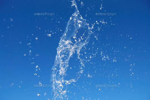 青空と空を舞う水しぶき の写真素材 イラスト素材 アマナイメージズ