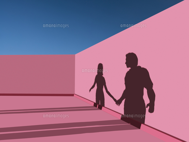 ピンクの壁と手をつなぐ男女の影 の写真素材 イラスト素材 アマナイメージズ