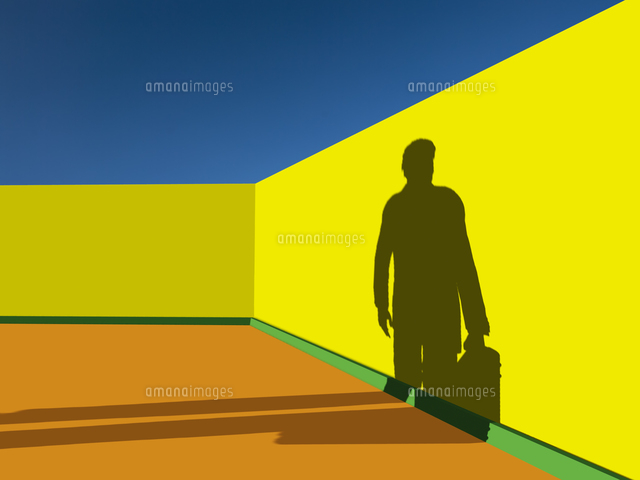 黄色い壁とビジネスマンの影 の写真素材 イラスト素材 アマナイメージズ